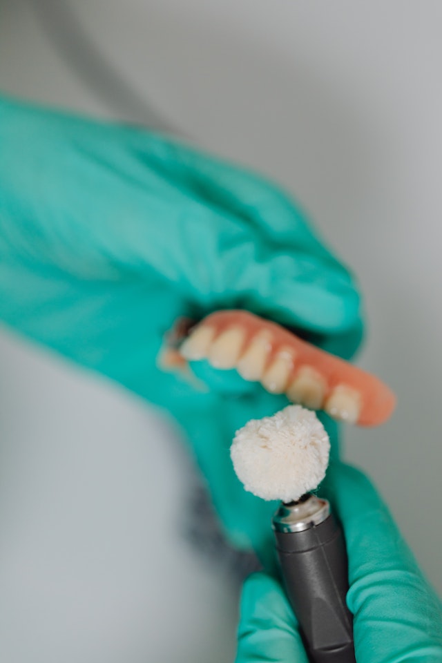 najlepszy sposób mocowania protezy zębowej