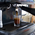 Jak działa funkcja gorącego mleka w ekspresie do kawy?