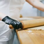 Jakie są zalety używania urządzenia do wałkowania ciasta w gastronomii?