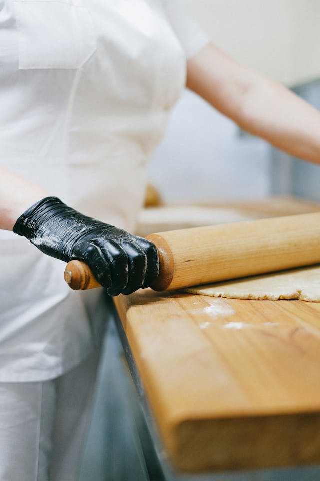 Jakie są zalety używania urządzenia do wałkowania ciasta w gastronomii?